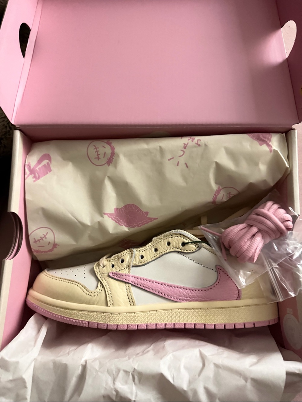 Nike Kids Low-Top Sneakers in Pink and Cream